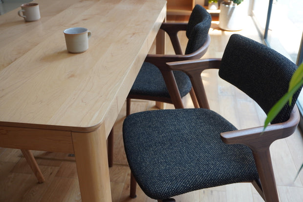 スマートなダイニングチェア、CAPRA CHAIRの座り心地