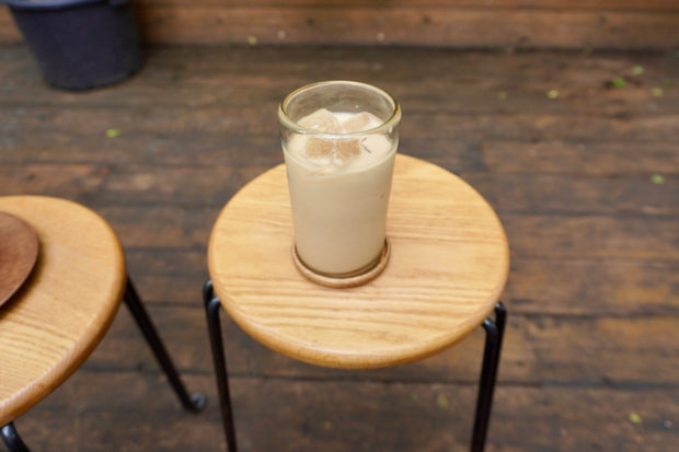 コーヒー牛乳 on the stool